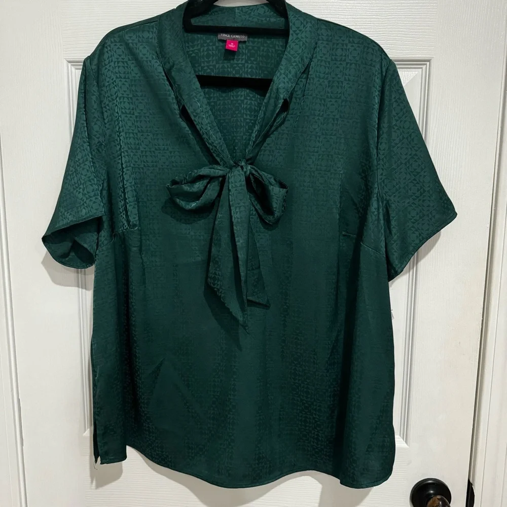 VINCE CAMUTO SHORT SLEEVES BLOUSE TIE NECK GREEN SIZE 1X PLUS LIGHTWEIGHT‎ NEW